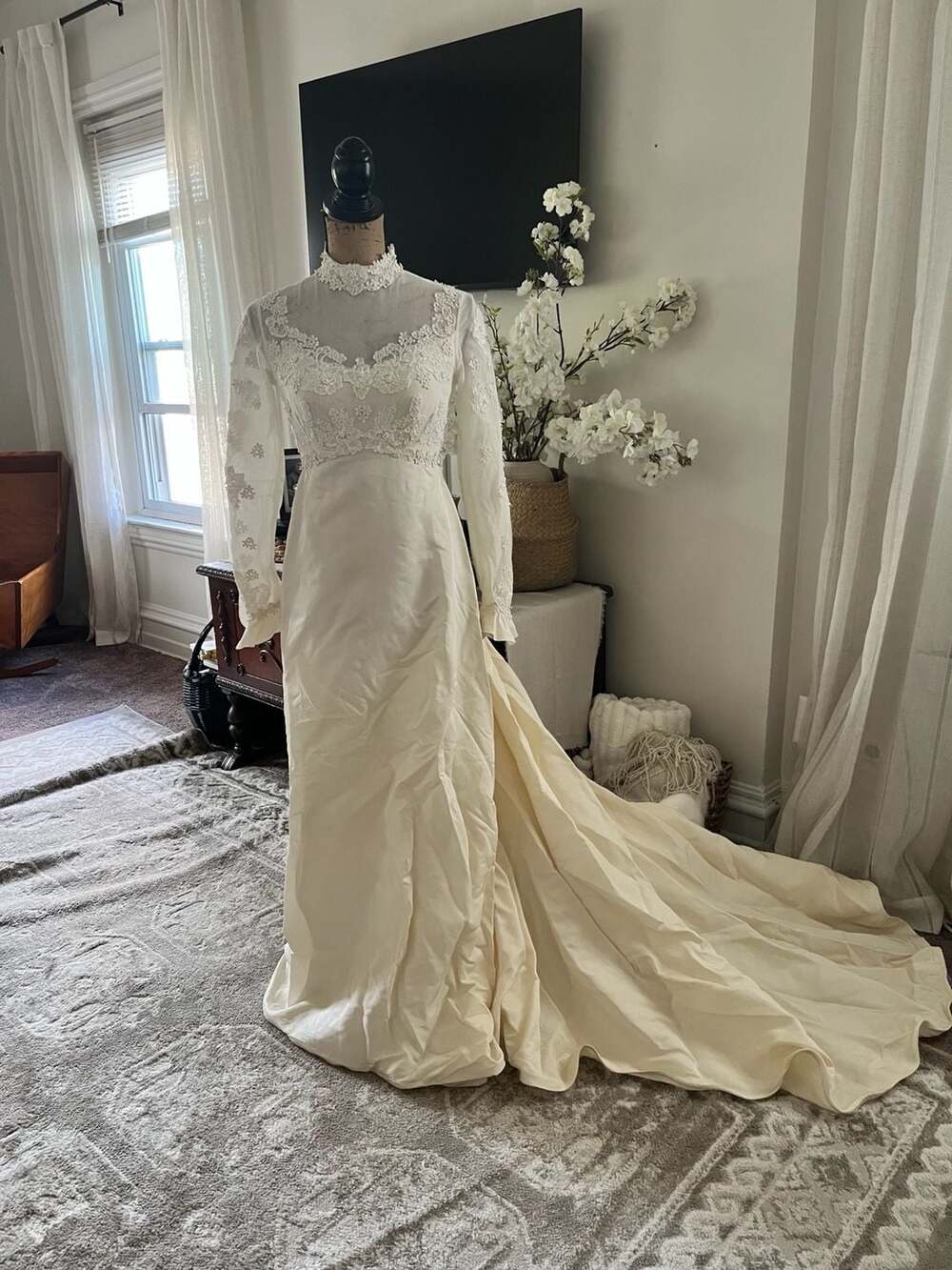 Vintage Ivory Long Sleeve Lace Illusion Bodice Wedding Gown with Train and Veil